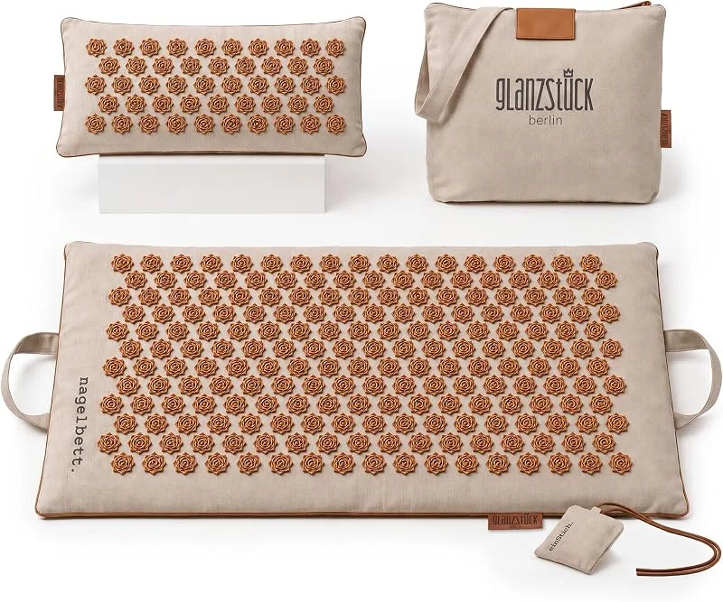 Glanzstück Berlin® Akupressurmatte XL – Set mit Kissen, Tragetasche & Reise-Rosette, 6.850 Blütenspitzen für Rücken, Nacken & Ganzkörper, 72 × 42 cm, Designed in Berlin — Heizung Warmepumpe